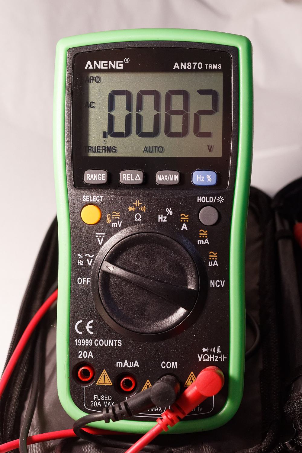Een digitale multimeter met rode en zwarte meetsnoeren