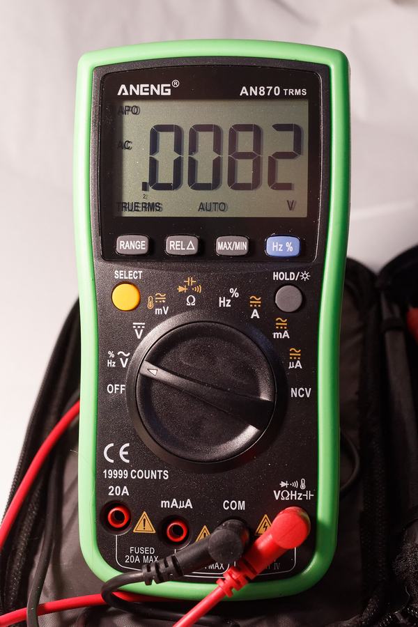 Een digitale multimeter met meetsnoeren
